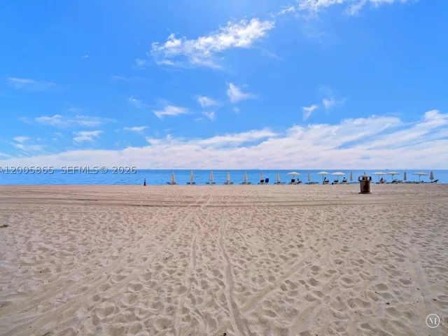 3-bedroom condo for rent in Sunny Isles Beach - 15901 Collins Ave 2807 - MondialRealty