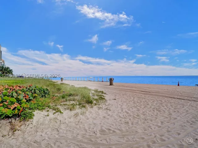 3-bedroom condo for rent in Sunny Isles Beach - 15901 Collins Ave 2807 - MondialRealty