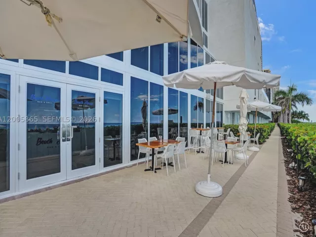 3-bedroom condo for rent in Sunny Isles Beach - 15901 Collins Ave 2807 - MondialRealty