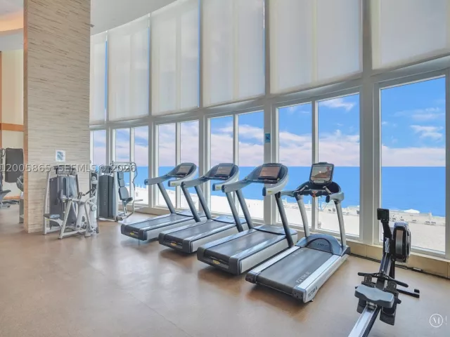3-bedroom condo for rent in Sunny Isles Beach - 15901 Collins Ave 2807 - MondialRealty
