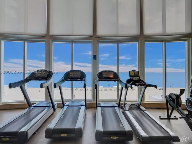 3-bedroom condo for rent in Sunny Isles Beach - 15901 Collins Ave 2807 - MondialRealty