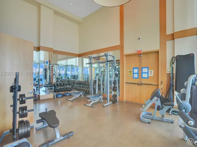 3-bedroom condo for rent in Sunny Isles Beach - 15901 Collins Ave 2807 - MondialRealty