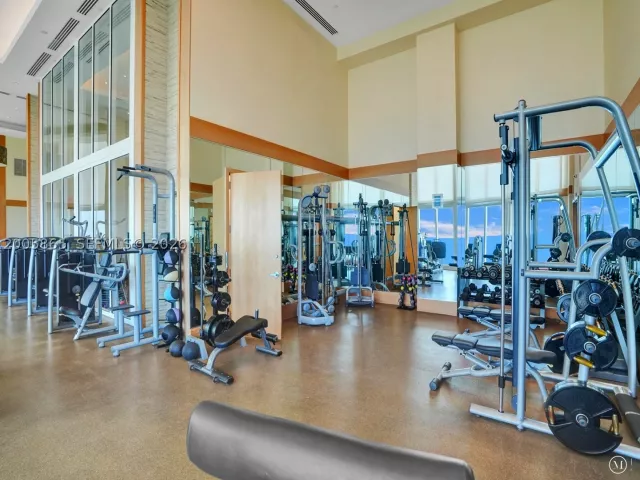 3-bedroom condo for rent in Sunny Isles Beach - 15901 Collins Ave 2807 - MondialRealty