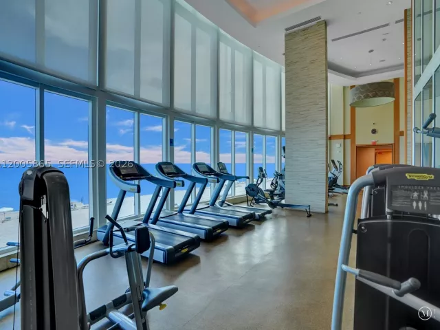 3-bedroom condo for rent in Sunny Isles Beach - 15901 Collins Ave 2807 - MondialRealty