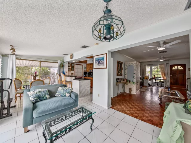 3-bedroom home for sale in Fort Lauderdale - 904 Citrus Isle - MondialRealty
