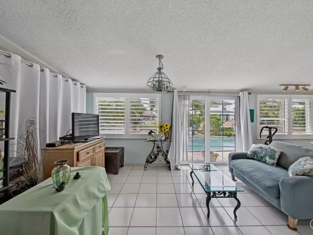 3-bedroom home for sale in Fort Lauderdale - 904 Citrus Isle - MondialRealty