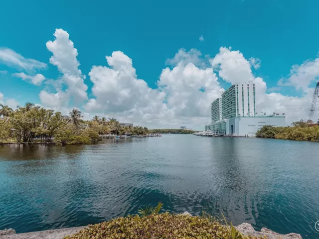 2-bedroom condo for sale in Sunny Isles Beach - 16500 Collins Ave 655 - MondialRealty