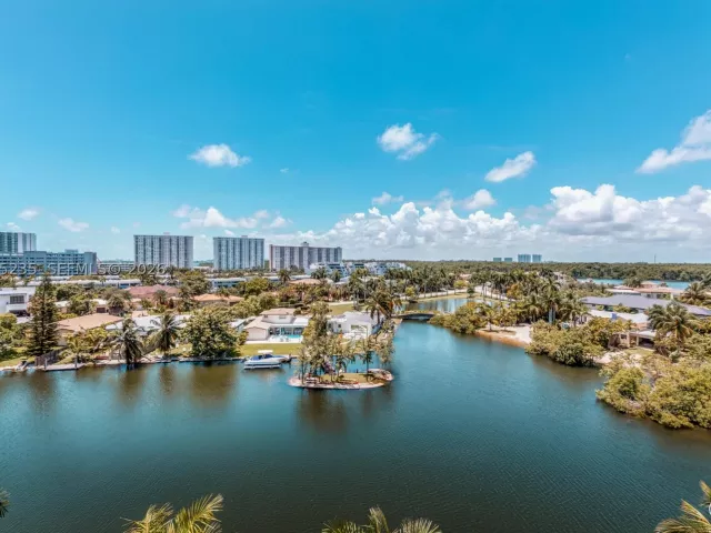 2-bedroom condo for sale in Sunny Isles Beach - 16500 Collins Ave 655 - MondialRealty