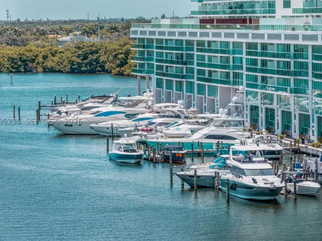 2-bedroom condo for sale in Sunny Isles Beach - 16500 Collins Ave 655 - MondialRealty