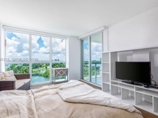 2-bedroom condo for sale in Sunny Isles Beach - 16500 Collins Ave 655 - MondialRealty