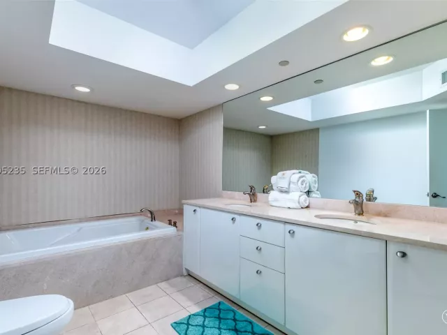 2-bedroom condo for sale in Sunny Isles Beach - 16500 Collins Ave 655 - MondialRealty