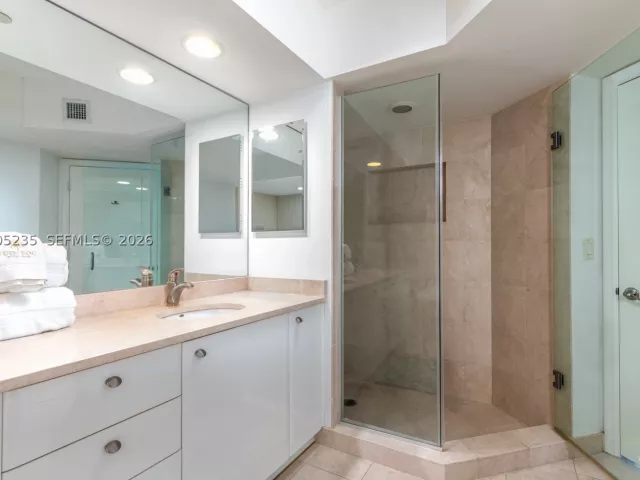 2-bedroom condo for sale in Sunny Isles Beach - 16500 Collins Ave 655 - MondialRealty