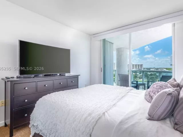 2-bedroom condo for sale in Sunny Isles Beach - 16500 Collins Ave 655 - MondialRealty