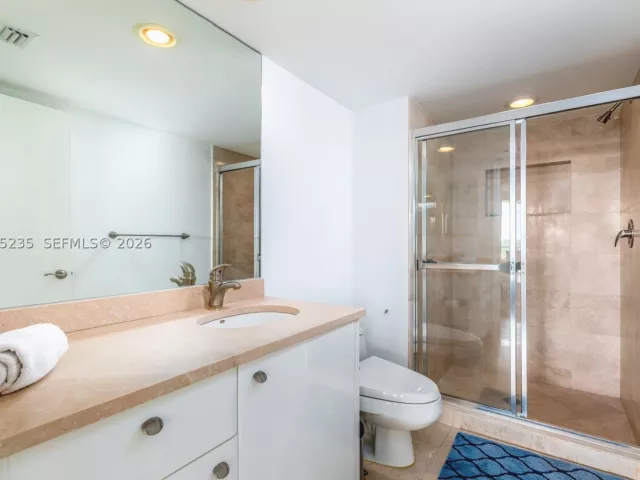 2-bedroom condo for sale in Sunny Isles Beach - 16500 Collins Ave 655 - MondialRealty