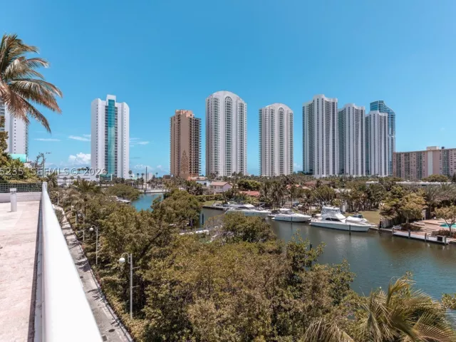 2-bedroom condo for sale in Sunny Isles Beach - 16500 Collins Ave 655 - MondialRealty