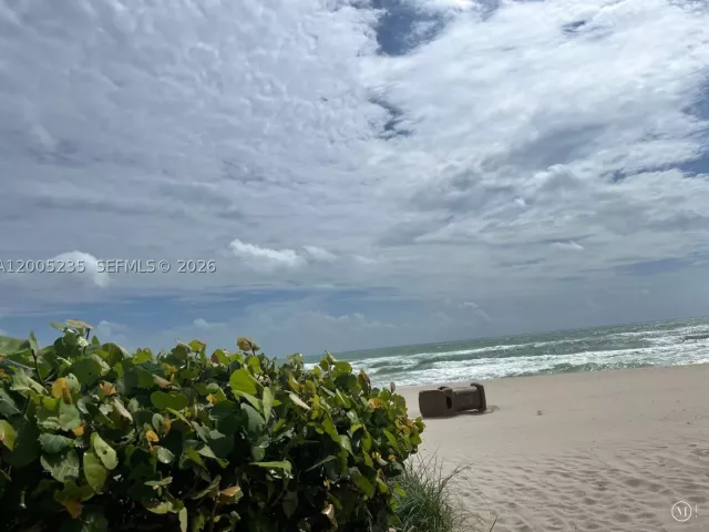 2-bedroom condo for sale in Sunny Isles Beach - 16500 Collins Ave 655 - MondialRealty