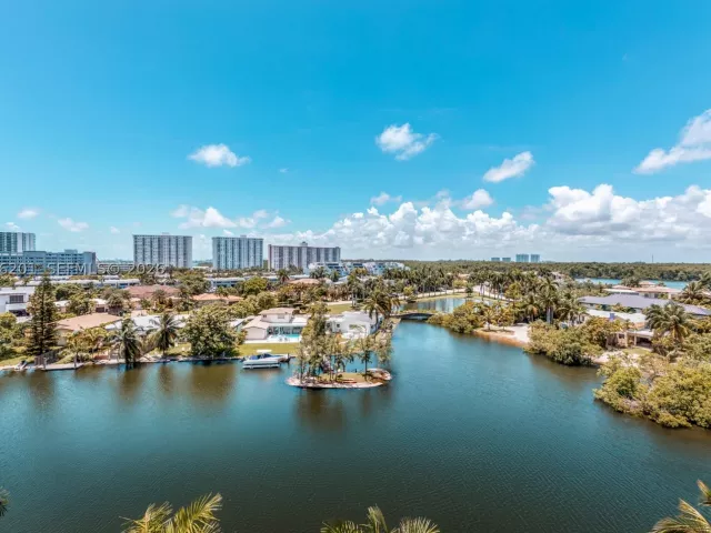 2-bedroom condo for rent in Sunny Isles Beach - 16500 Collins Ave 655 - MondialRealty