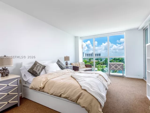 2-bedroom condo for rent in Sunny Isles Beach - 16500 Collins Ave 655 - MondialRealty
