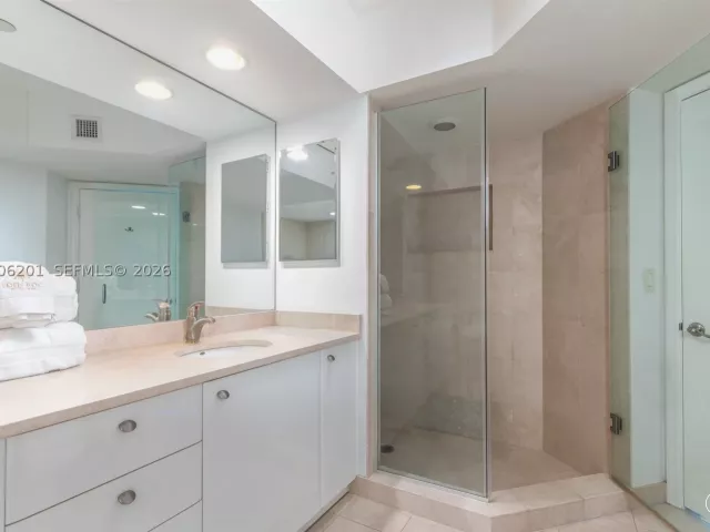 2-bedroom condo for rent in Sunny Isles Beach - 16500 Collins Ave 655 - MondialRealty