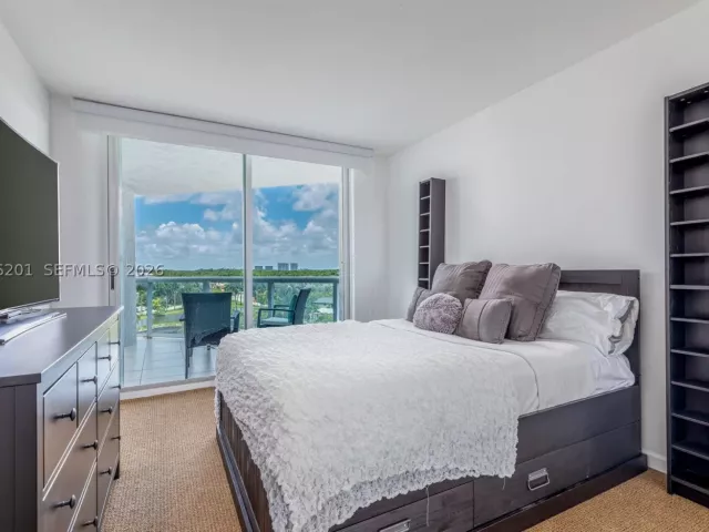 2-bedroom condo for rent in Sunny Isles Beach - 16500 Collins Ave 655 - MondialRealty