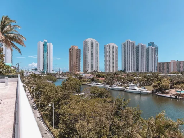 2-bedroom condo for rent in Sunny Isles Beach - 16500 Collins Ave 655 - MondialRealty