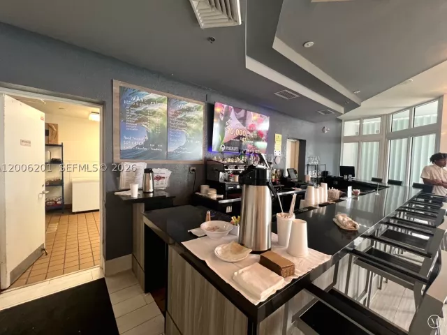 2-bedroom condo for rent in Sunny Isles Beach - 16500 Collins Ave 655 - MondialRealty