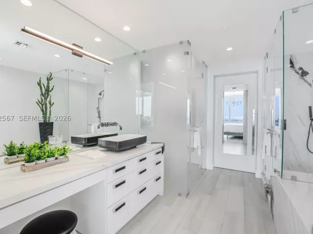 1-bedroom condo for sale in Miami - 2900 NE 7th Ave 4003 - MondialRealty