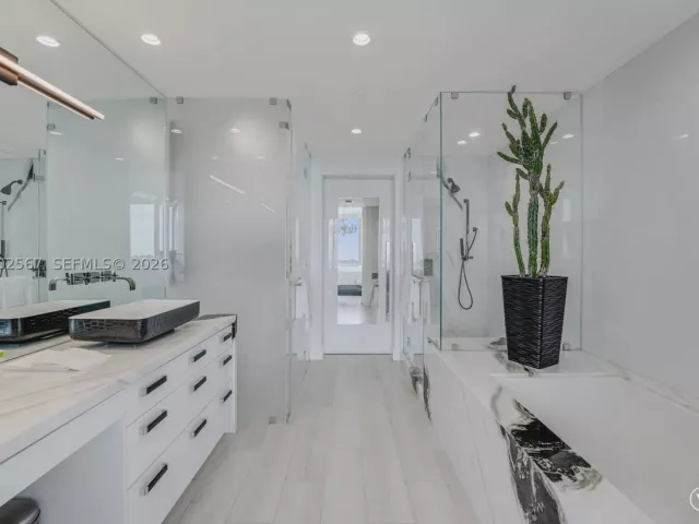 1-bedroom condo for sale in Miami - 2900 NE 7th Ave 4003 - MondialRealty
