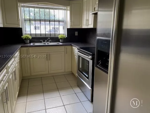 4-bedroom home for rent in Miami Gardens - 3929 NW 207th St Rd - MondialRealty