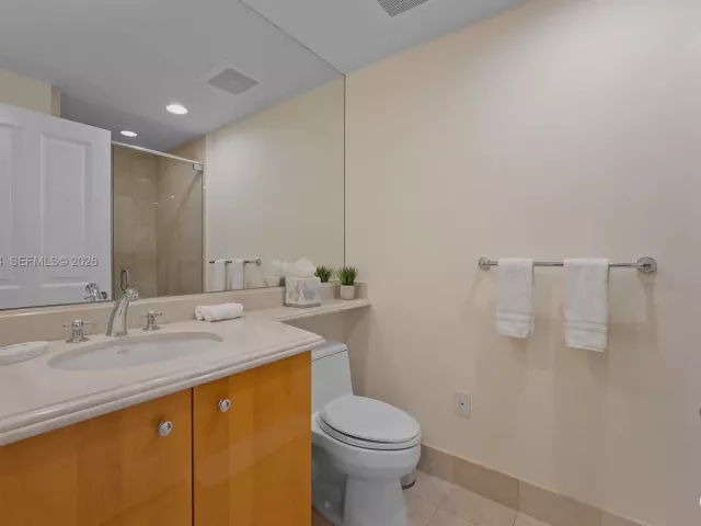 3-bedroom condo for rent in Sunny Isles Beach - 17875 Collins Ave 2702 - MondialRealty