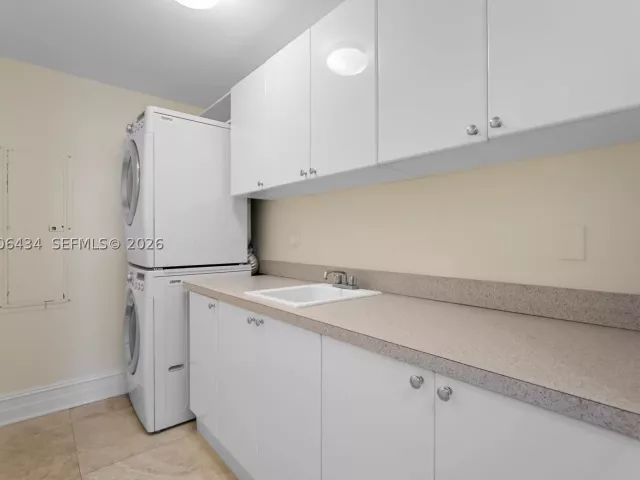 3-bedroom condo for rent in Sunny Isles Beach - 17875 Collins Ave 2702 - MondialRealty