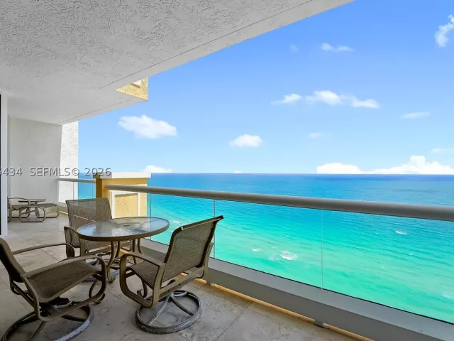 3-bedroom condo for rent in Sunny Isles Beach - 17875 Collins Ave 2702 - MondialRealty