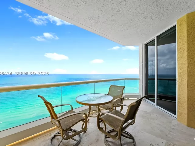 3-bedroom condo for rent in Sunny Isles Beach - 17875 Collins Ave 2702 - MondialRealty