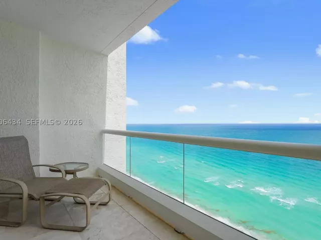 3-bedroom condo for rent in Sunny Isles Beach - 17875 Collins Ave 2702 - MondialRealty