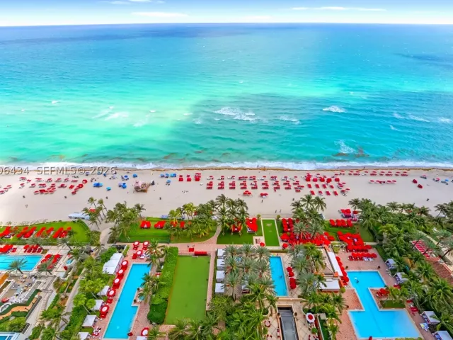 3-bedroom condo for rent in Sunny Isles Beach - 17875 Collins Ave 2702 - MondialRealty