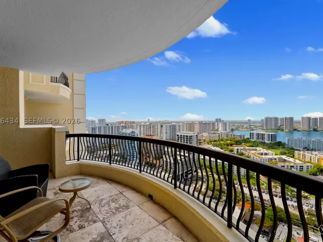 3-bedroom condo for rent in Sunny Isles Beach - 17875 Collins Ave 2702 - MondialRealty