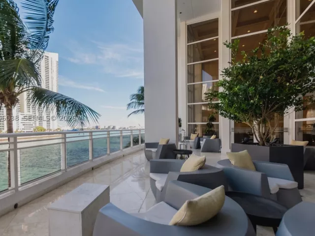 2-bedroom condo for rent in Miami - 901 Brickell Key Blvd 1009 - MondialRealty