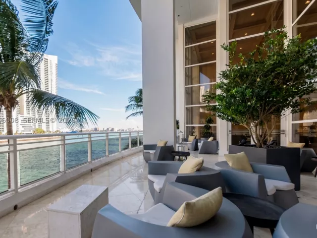 2-bedroom condo for sale in Miami - 901 Brickell Key Blvd 1009 - MondialRealty