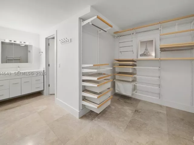 3-bedroom condo for rent in Key Biscayne - 600 Grapetree Dr 3BS - MondialRealty
