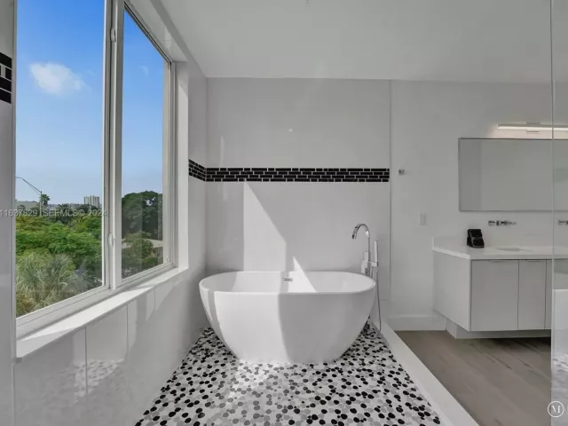 4-bedroom home for rent in Fort Lauderdale - 1222 NE 15th Avenue - MondialRealty