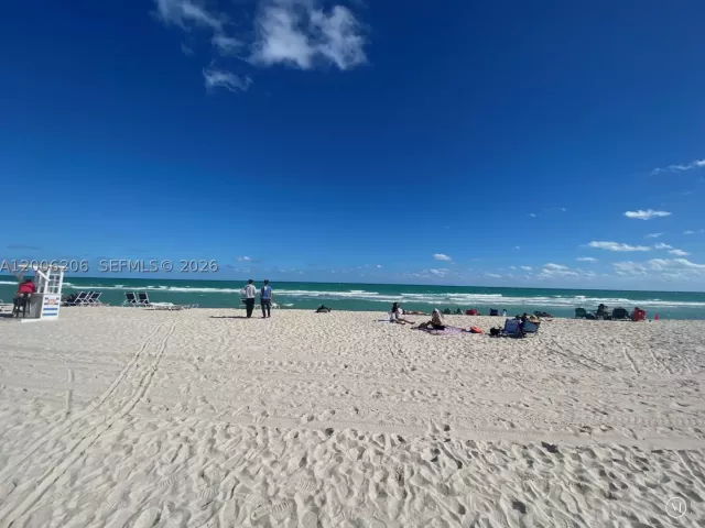 1-bedroom condo for rent in Miami Beach - 6515 Collins Ave 1505 - MondialRealty