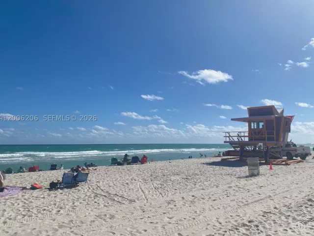 1-bedroom condo for rent in Miami Beach - 6515 Collins Ave 1505 - MondialRealty
