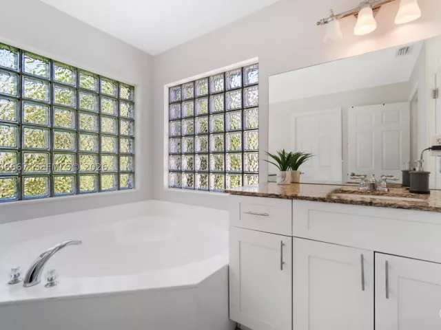 5-bedroom home for sale in Riviera Beach - 1225 Rosegate Blvd - MondialRealty