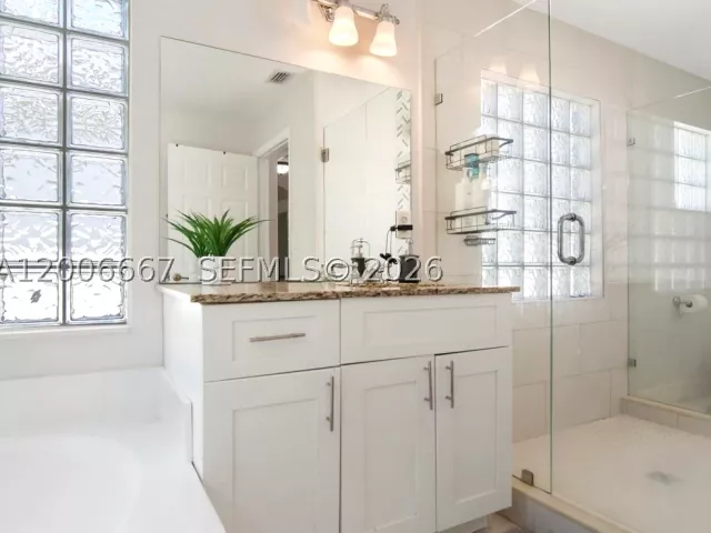 5-bedroom home for sale in Riviera Beach - 1225 Rosegate Blvd - MondialRealty