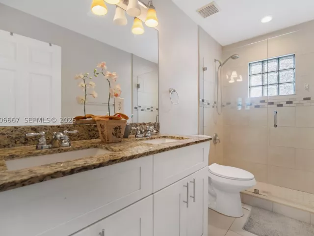 5-bedroom home for sale in Riviera Beach - 1225 Rosegate Blvd - MondialRealty