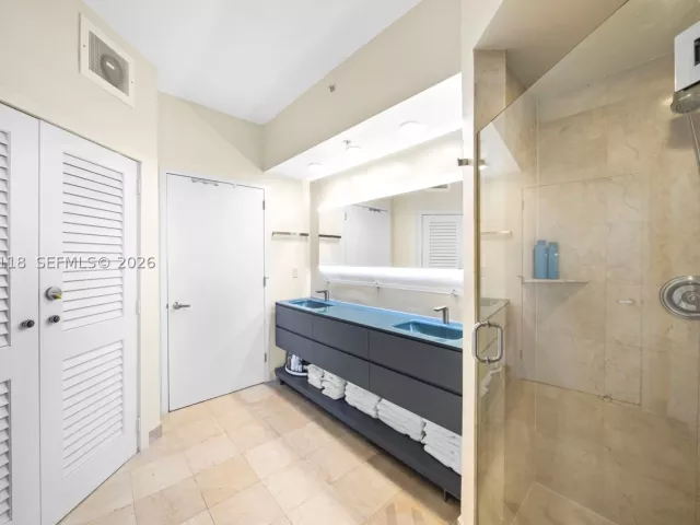 2-bedroom condo for sale in Sunny Isles Beach - 18001 Collins Ave 2209 - MondialRealty