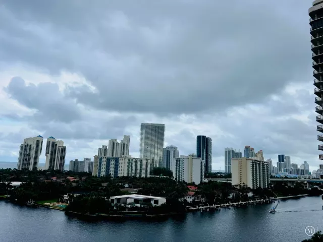 2-bedroom condo for rent in Aventura - 19707 Turnberry Way 12e - MondialRealty