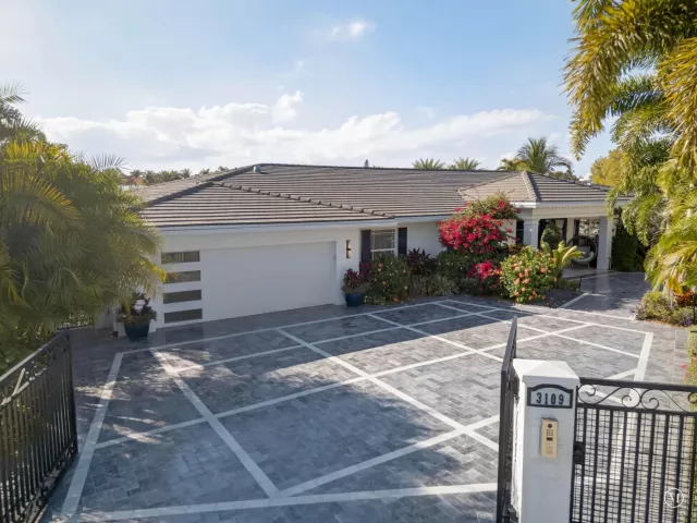 5-bedroom home for rent in Fort Lauderdale - 3109 NE 42nd Court - MondialRealty