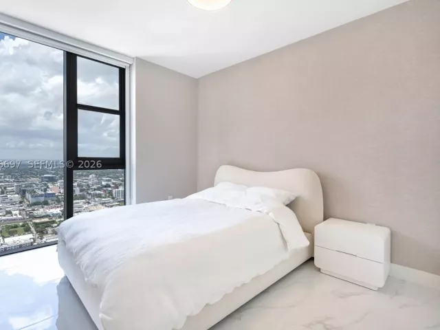 4-bedroom condo for sale in Miami - 700 NE 24th ST 5407 - MondialRealty