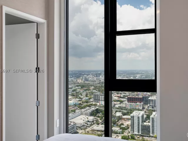 4-bedroom condo for sale in Miami - 700 NE 24th ST 5407 - MondialRealty